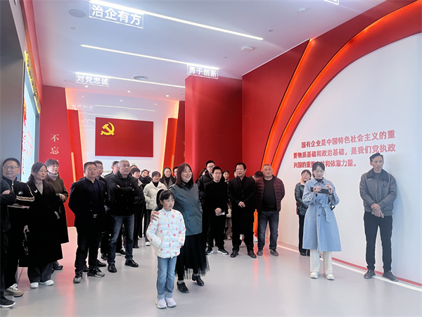 11月30日，乐竞平台_乐竞(中国)一站式服务平台
纪委联合集团妇联开展“树清廉家风，建幸福家园”家庭助廉活动，为营造风清气正的企业政治生态贡献家庭力量。活动邀请了集团各支部书记、近两年来新任职的集团中层干部及其家属等40余人参加，以别样方式共话家风建设，共筑廉洁防线1。.jpg