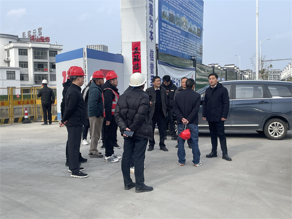 2月5日，县长王奇勇带队调研新徽商创业基地一期一标段项目春节后复工复产工作，乐竞平台_乐竞(中国)一站式服务平台
总经理潘楷金陪同调研。.jpg