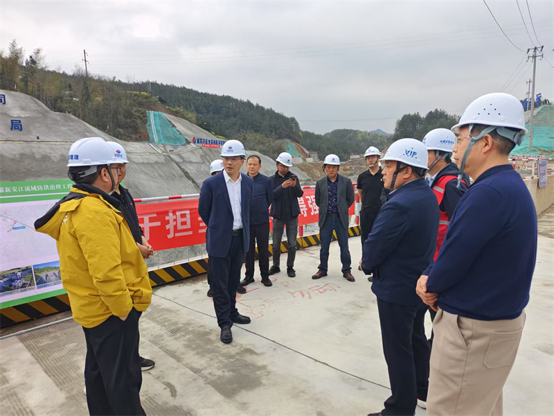 3月27日，县长王奇勇带队调研防洪工程项目建设情况，乐竞平台_乐竞(中国)一站式服务平台
党委书记、董事长洪筱明，副总经理张高峰陪同调研。.jpg