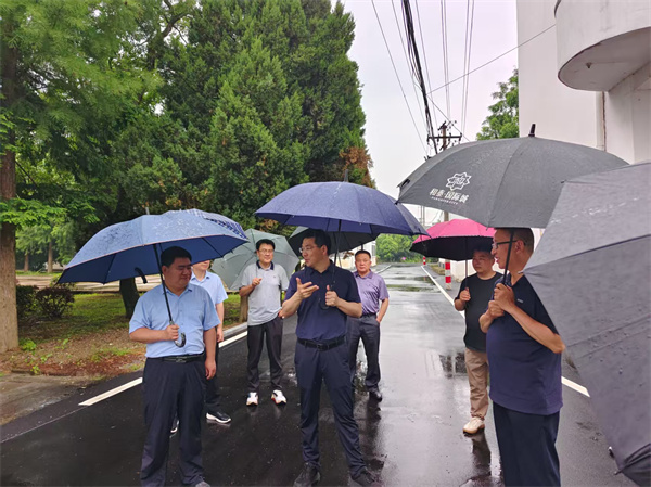 5月22日，洪董陪同王奇勇县长一行到潭渡中学调研.jpg