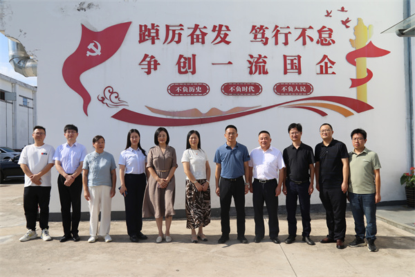 10月17日，常务副县长戴维主持召开新安人才公司发展工作会议.jpg