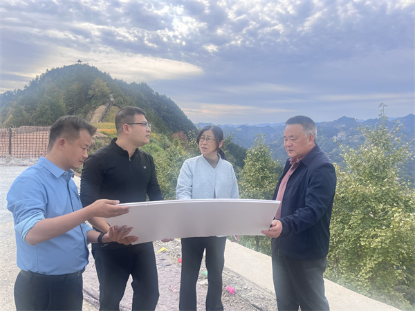 10月29日，县人大郑向阳副主任调研石潭景区建设，洪董、吴书记陪同调研。.jpg