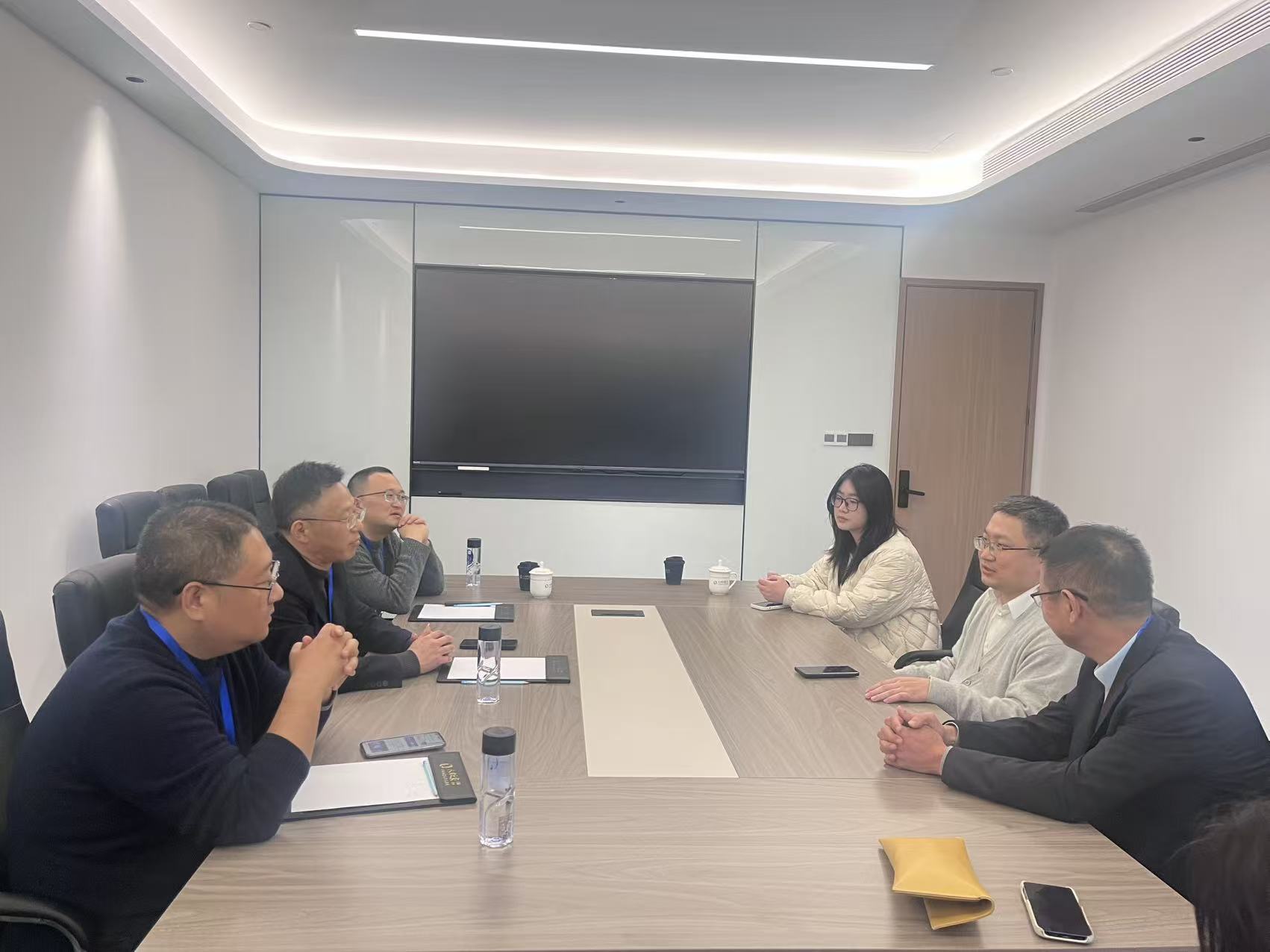12月12日，集团鲍董带队拜访芯系科技，并围绕“赛事+投资+产业生态布局”进行座谈交流。.jpg