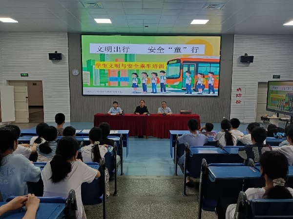 26.5.14公交出行进校园.jpg