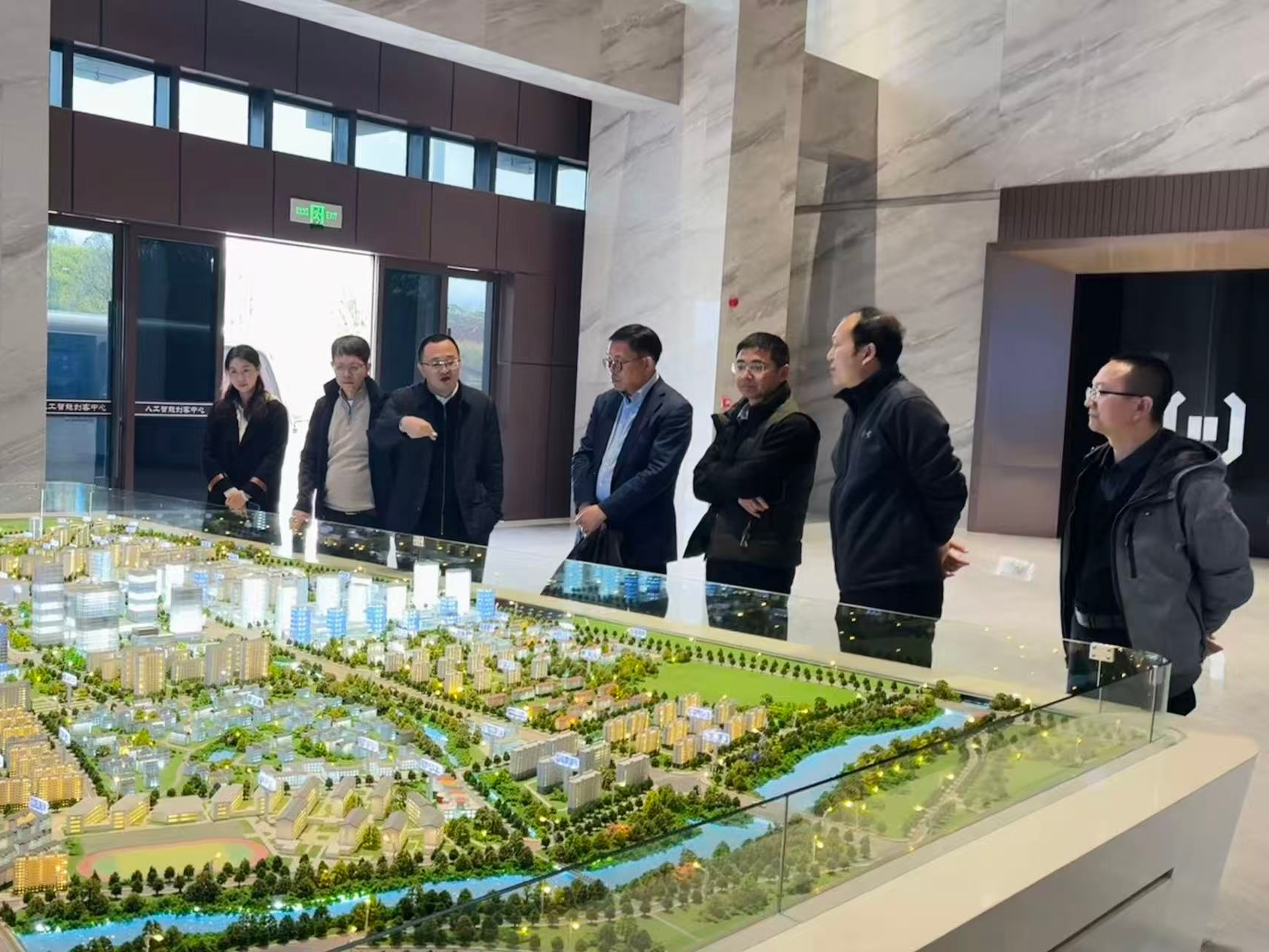 3月27日，余总陪同华东师范大学休闲文旅产业研究院院长钱建农一行考察富丰新城片区。_副本.jpg