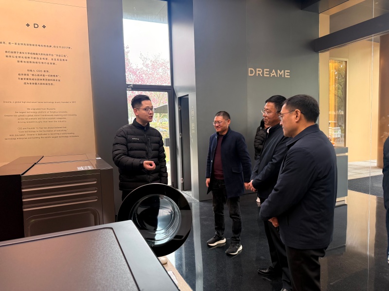 3月25日，鲍董带队考察追觅科技和芯厨纪元，并进行座谈交流，方总参加座谈1_副本.jpg