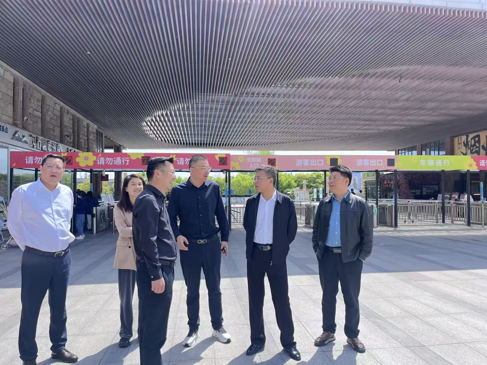 4月25日，鲍董带队考察上海艾绿企业发展有限公司运营项目并交流座谈，余总、张总陪同调研2.jpg