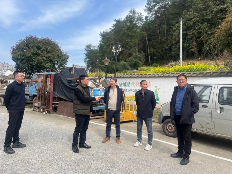 3月25日，潘总陪同华东师范大学休闲文旅产业研究院院长钱建农一行考察集团旸村地块、丰乐西园地块2_副本.jpg