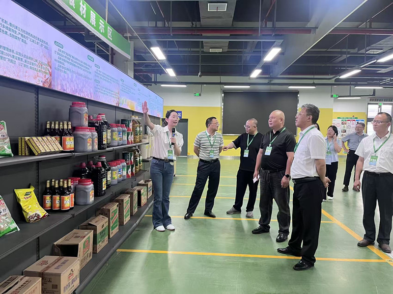 5月22日，鲍董带队考察宁波甬教餐饮集配中心。_副本.jpg