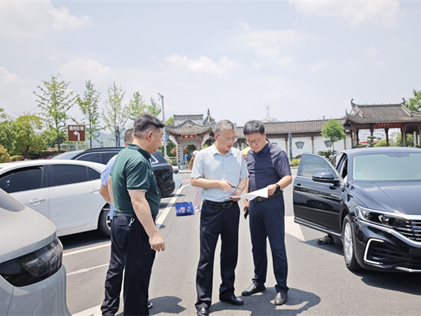 6月2日，副县长吴亮调研人工智能创客中心项目、大数据云计算中心项目、新徽商创业基地、歙州广场等项目_副本.jpg