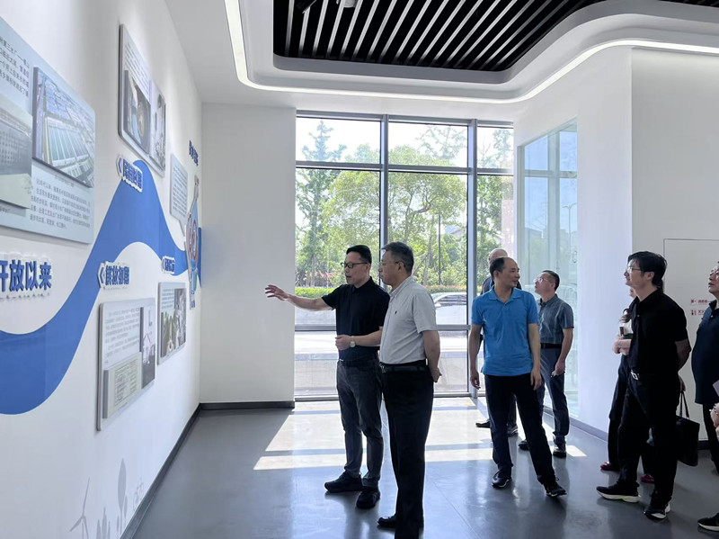 6月5日，鲍董带队赴苏州吴中供水有限公司考察智慧水务建设、城乡供水一体化整体规划实施，并围绕平台建设、运营管理经验进行沟通交流。吴书记、县水利局、自来水公司、农水公司相关人员参加考察2_副本.jpg
