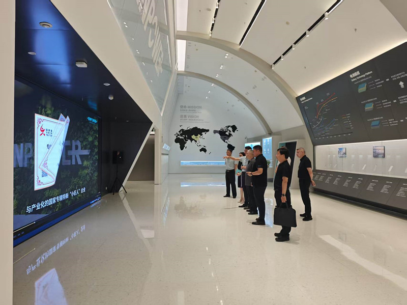 6月13日，县委书记熊志伟率队赴北京恩力动力技术有限公司开展考察调研。县委常委、宣传部部长吴国华，县经开区副主任、投促局局长江焘，鲍董参加考察。深入了解企业固态电池电芯核心技术及产业链布局情况，并围绕产业链协同发展、未来市场前景等议题进行了深入座谈与交流。_副本.jpg