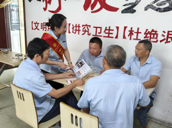 26.9.9银联动筑防线反诈宣传进公交1.png
