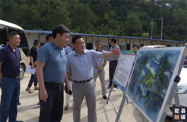 6月18日，县委常委、常务副县长吴志平带队先后来到城区备用饮用水源保护区治理工程、第三水厂及供水管网配套延伸工程、渔梁风貌整治提升工程、城区老旧管网提升项目、游泳馆二期等重点项目建设现场，乐竞平台_乐竞(中国)一站式服务平台
党委书记、董事长洪筱明陪同。.png