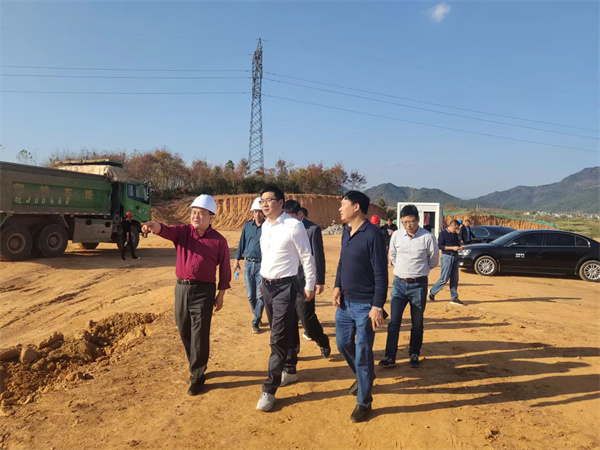 11月8日，县长王奇勇一行调研粮食产业园项目，乐竞平台_乐竞(中国)一站式服务平台
党委书记、董事长洪筱明陪同。.jpg